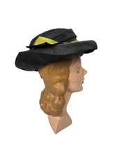 Load image into Gallery viewer, 1920s Black Raffia Hat With Green Ribbon and Buckle
