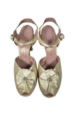 Load image into Gallery viewer, 1940s Cream Satin Wedding Shoes
