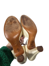 Load image into Gallery viewer, 1940s Cream Satin Wedding Shoes
