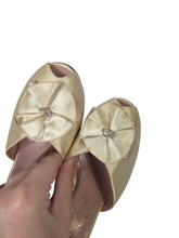 Load image into Gallery viewer, 1940s Cream Satin Wedding Shoes
