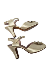 Load image into Gallery viewer, 1940s Cream Satin Wedding Shoes
