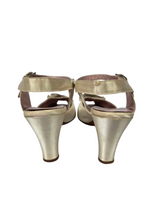 Load image into Gallery viewer, 1940s Cream Satin Wedding Shoes
