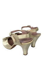 Load image into Gallery viewer, 1940s Cream Satin Wedding Shoes

