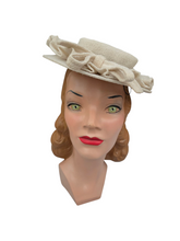 Load image into Gallery viewer, 1940s Off White Straw/Raffia Tilt Hat
