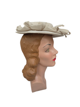 Load image into Gallery viewer, 1940s Off White Straw/Raffia Tilt Hat
