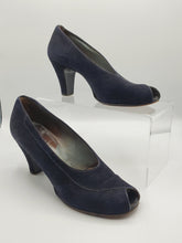 Load image into Gallery viewer, 1940s Navy Suede Peep Toe Court Shoes
