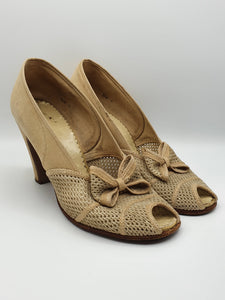 1940s Canvas and Mesh Cream Peep Toe Court Shoes With Bow