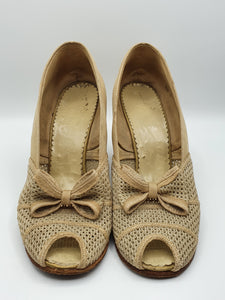 1940s Canvas and Mesh Cream Peep Toe Court Shoes With Bow