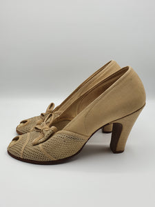 1940s Canvas and Mesh Cream Peep Toe Court Shoes With Bow
