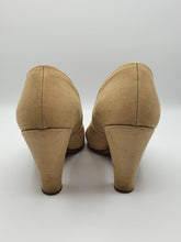 Load image into Gallery viewer, 1940s Canvas and Mesh Cream Peep Toe Court Shoes With Bow
