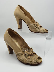 1940s Canvas and Mesh Cream Peep Toe Court Shoes With Bow