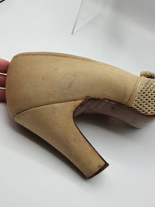1940s Canvas and Mesh Cream Peep Toe Court Shoes With Bow