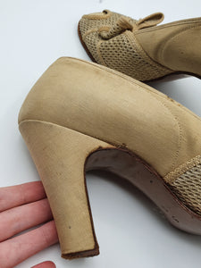 1940s Canvas and Mesh Cream Peep Toe Court Shoes With Bow