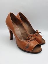 Load image into Gallery viewer, 1940s Tan Peep Toe Leather Court Shoes With Bow
