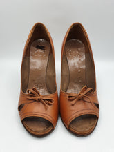 Load image into Gallery viewer, 1940s Tan Peep Toe Leather Court Shoes With Bow
