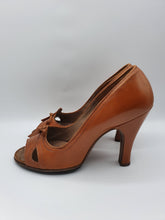 Load image into Gallery viewer, 1940s Tan Peep Toe Leather Court Shoes With Bow

