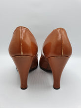 Load image into Gallery viewer, 1940s Tan Peep Toe Leather Court Shoes With Bow
