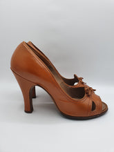 Load image into Gallery viewer, 1940s Tan Peep Toe Leather Court Shoes With Bow

