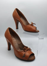 Load image into Gallery viewer, 1940s Tan Peep Toe Leather Court Shoes With Bow
