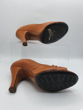 Load image into Gallery viewer, 1940s Tan Peep Toe Leather Court Shoes With Bow
