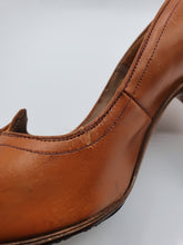 Load image into Gallery viewer, 1940s Tan Peep Toe Leather Court Shoes With Bow
