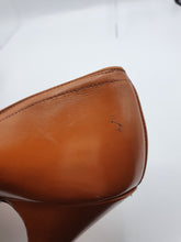 Load image into Gallery viewer, 1940s Tan Peep Toe Leather Court Shoes With Bow
