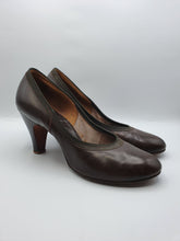 Load image into Gallery viewer, 1940s Chocolate Brown Court Shoes
