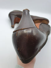 Load image into Gallery viewer, 1940s Chocolate Brown Court Shoes
