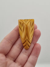 Load image into Gallery viewer, 1940s Corn Coloured Carved Bakelite Dress Clip
