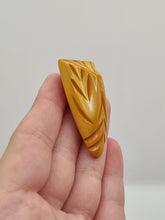 Load image into Gallery viewer, 1940s Corn Coloured Carved Bakelite Dress Clip
