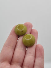 Load image into Gallery viewer, 1940s Apple Green Bakelite.Screwback Earrings
