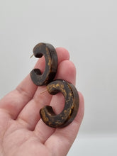 Load image into Gallery viewer, 1940s Light Chocolate Brown Marbled Bakelite Hoop Earrings
