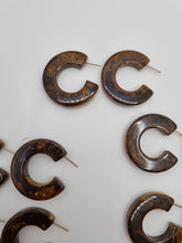 Load image into Gallery viewer, 1940s Light Chocolate Brown Marbled Bakelite Hoop Earrings
