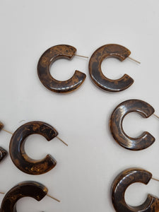 1940s Light Chocolate Brown Marbled Bakelite Hoop Earrings