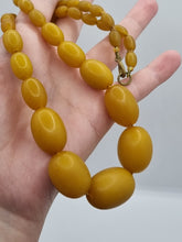 Load image into Gallery viewer, 1940s Chunky Galalith Necklace

