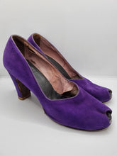 Load image into Gallery viewer, 1940s Bright Purple Court Suede Shoes
