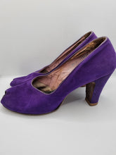 Load image into Gallery viewer, 1940s Bright Purple Court Suede Shoes
