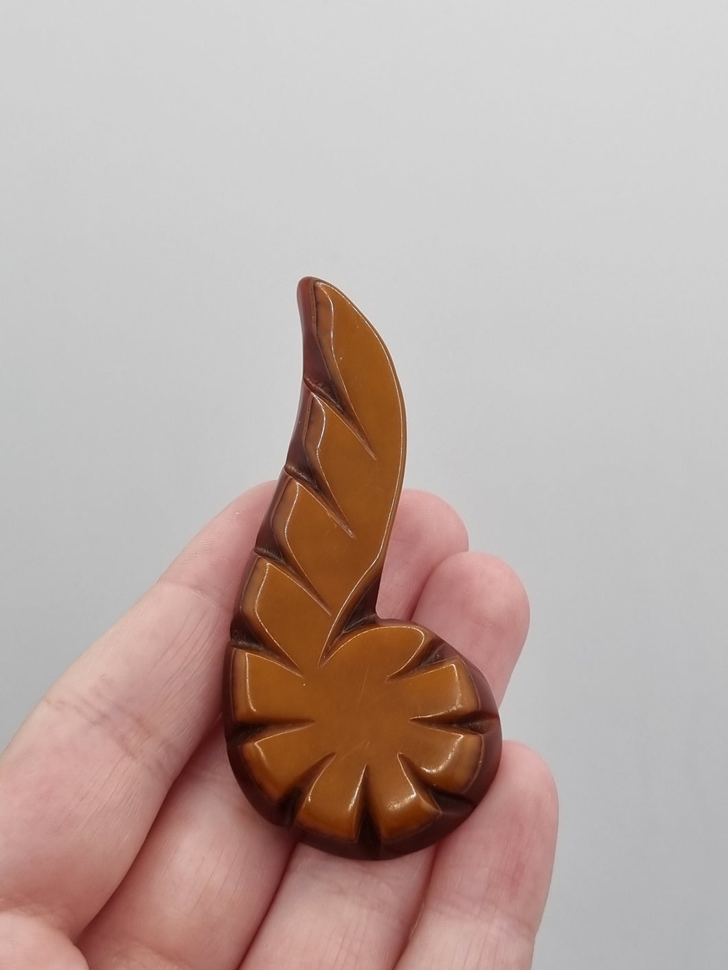 1940s Chestnut Brown and Caramel Laminated Bakelite Brooch