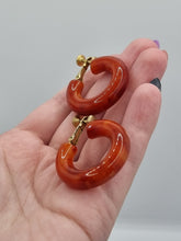 Load image into Gallery viewer, 1940s Marbled Brick Red Chunky Bakelite Screwback Earrings
