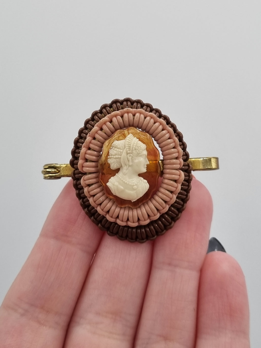 1940s Brown and Pink Cameo Wirework Brooch