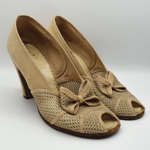 1940s Canvas and Mesh Cream Peep Toe Court Shoes With Bow